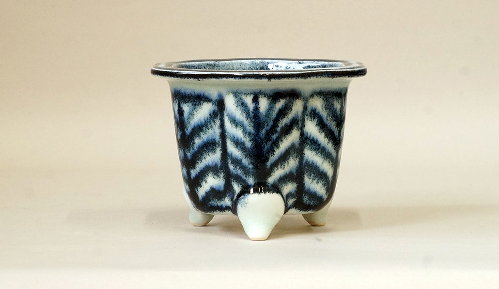 Flower Shaped Pot with Leaf Vine Pattern by Yuka Y029 +++ Shipping Free
