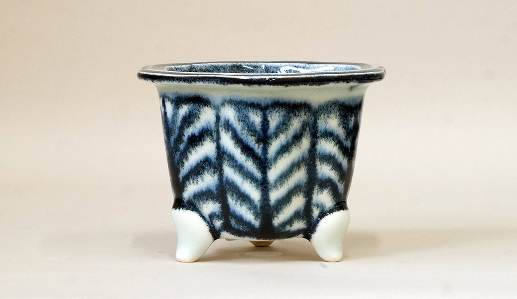 Flower Shaped Pot with Leaf Vine Pattern by Yuka Y029 +++ Shipping Free