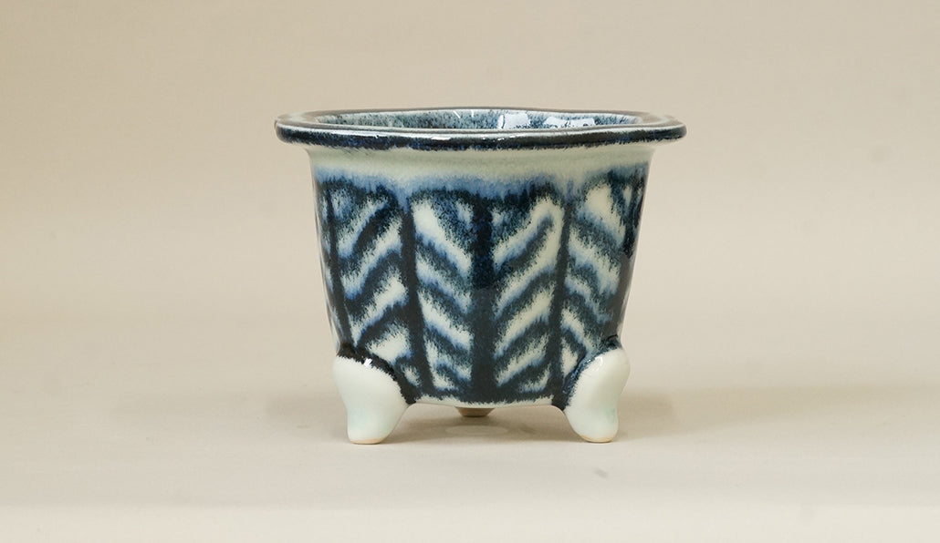 Flower Shaped Pot with Leaf Vine Pattern by Yuka Y029 +++ Shipping Free