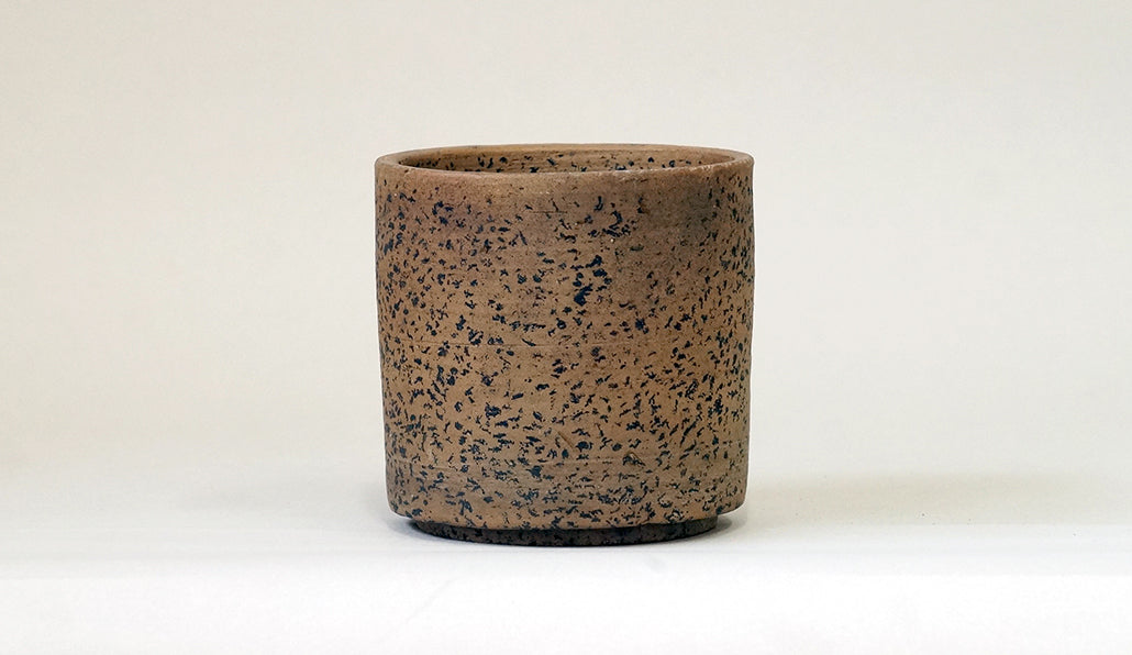 Kusaya Black speckled round pot A079