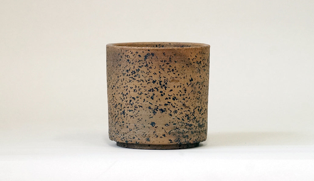 Kusaya Black speckled round pot A079