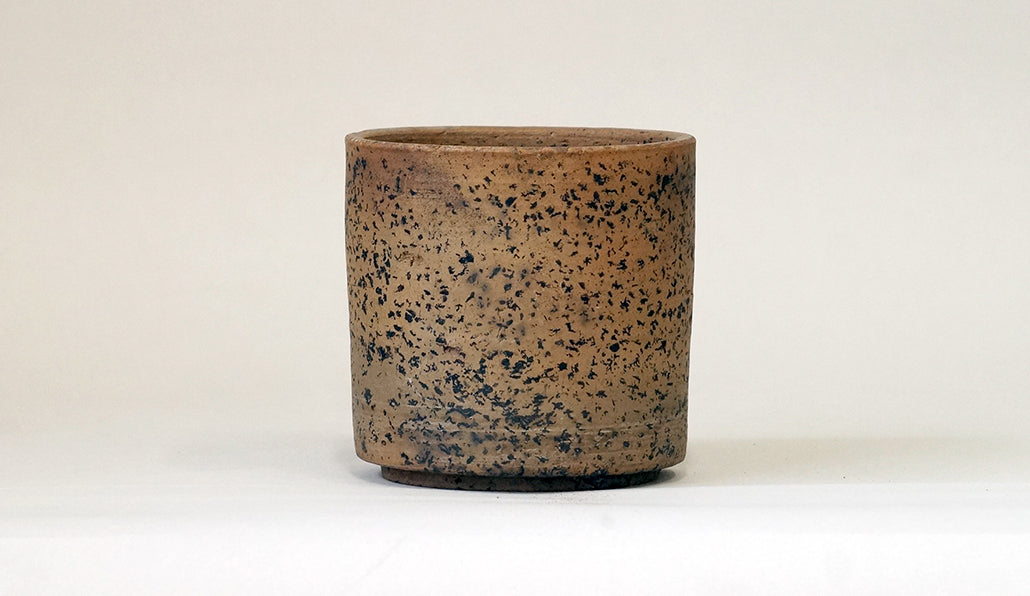Kusaya Black speckled round pot A079