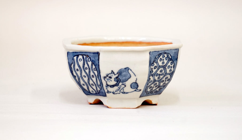Gassan Octagonal Pot with Hand-Painted Cats 3.6"(9.2cm) G158 +++ Shipping Free